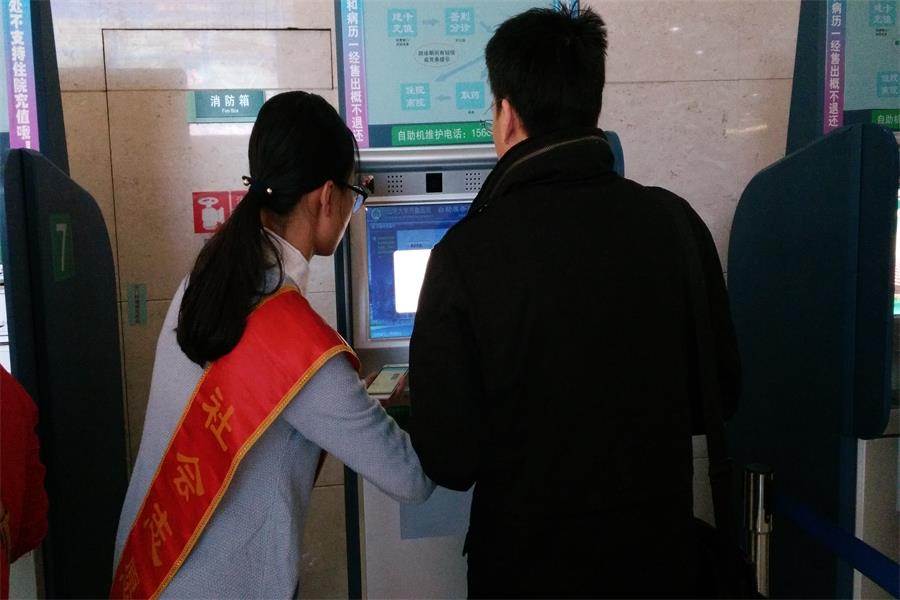 1478427142637333.jpg 15级齐鲁班赴齐鲁医院导医台进行志愿服务1 (1).jpg