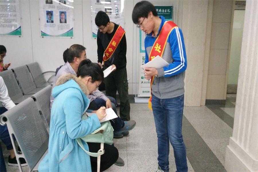 1478427036321529.jpg 15级齐鲁班赴齐鲁医院导医台进行志愿服务2.jpg