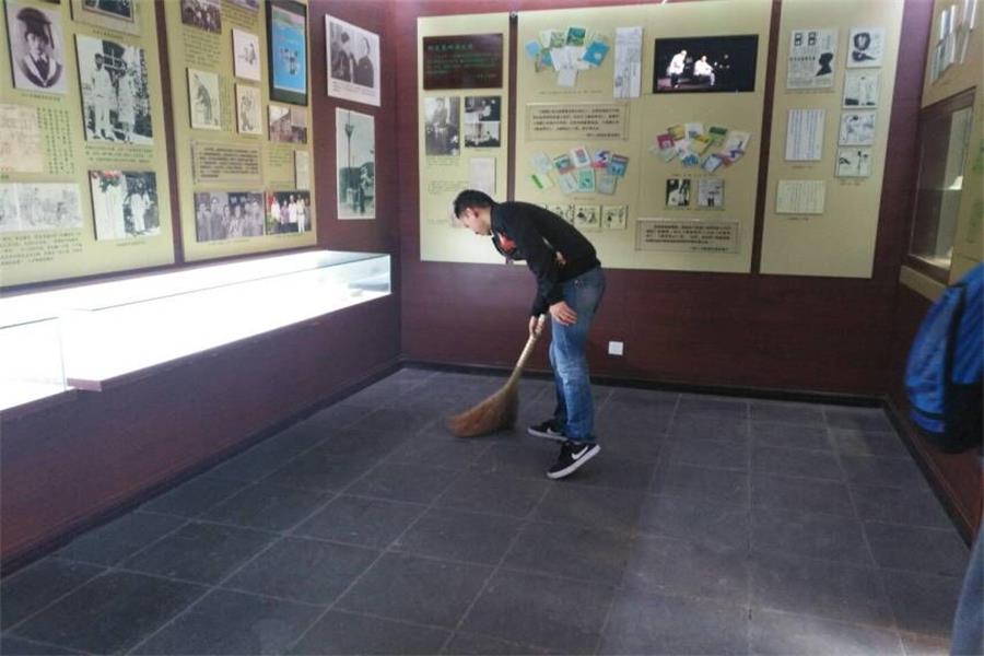 1489934115136947.jpg 14级临七2班走进老舍故居志愿活动-3.jpg