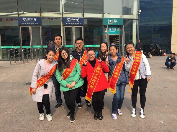 1457967829570291.jpg 15卓越二班火车站志愿服务1.jpg