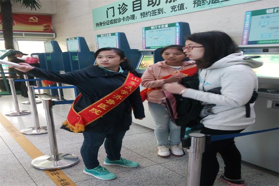 1477234435230918.jpg 14级临七1班导医台志愿活动04.jpg
