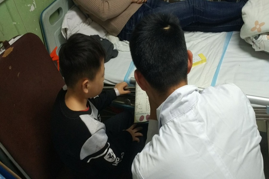 1479743293557110.jpg 14级临七2班赴齐鲁医院儿童病房志愿服务-3.jpg