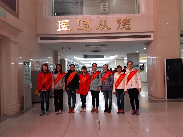 1448192494519631.jpg 15级卓越一班齐鲁医院志愿服务.jpg
