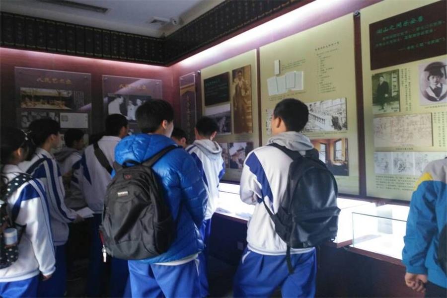 1489934139865959.jpg 14级临七2班走进老舍故居志愿活动-2.jpg