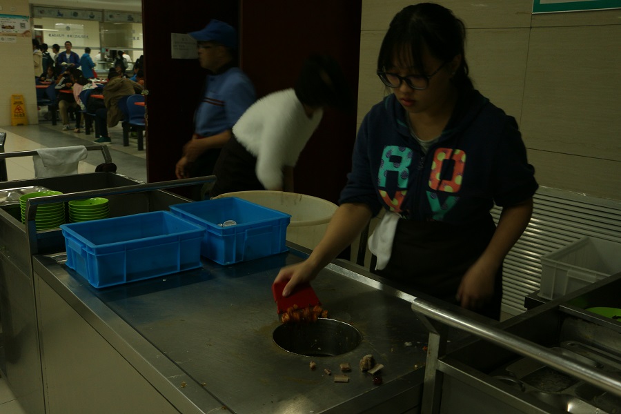 1477303689386001.jpg 14临五2班食堂体验活动2.JPG