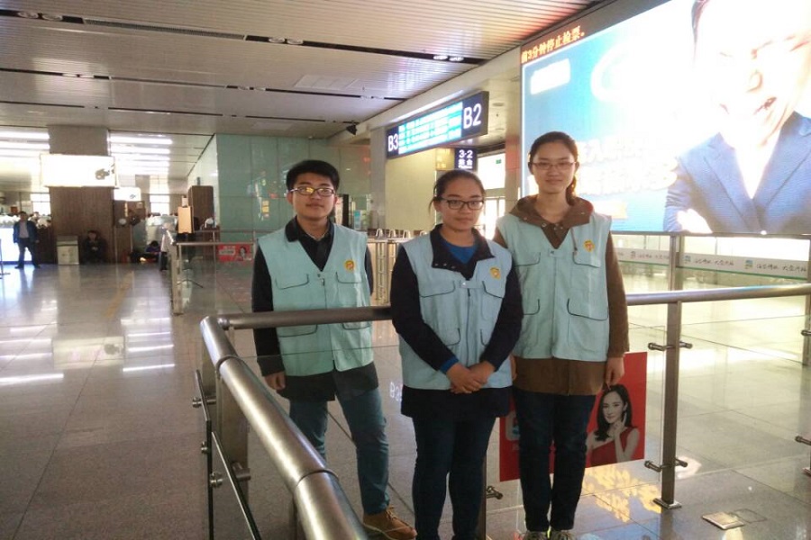 1489415421472780.jpg 16级本硕一班火车站志愿服务3.jpg