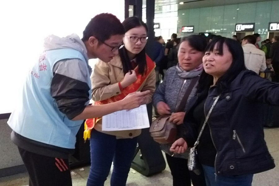 1477923974259969.jpg 16本硕一班济南火车站志愿活动2.jpg