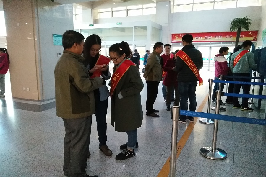 1477304850683917.jpg 14临五一班导医台志愿服务活动2..jpg