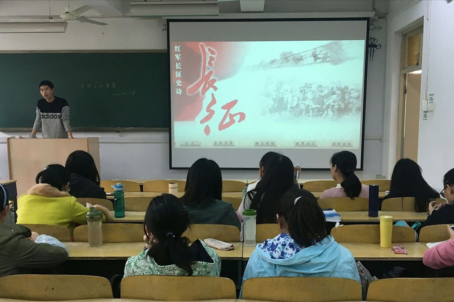 1479479294472511.jpg 15卓越二班长征观影.jpg