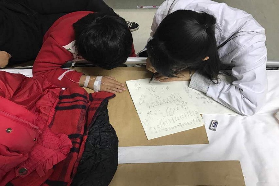 1479138208285470.jpg 14级临七2班赴齐鲁医院儿童病房进行志愿服务.jpg