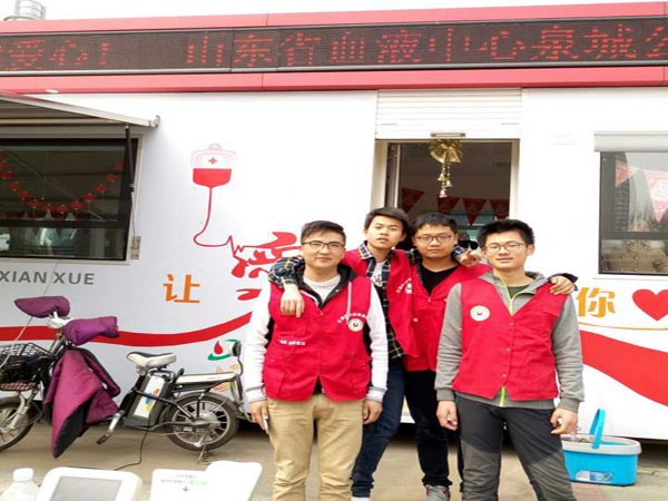 1458573435626831.jpg 15级临五4班泉城公园、泉城广场献血车2.jpg