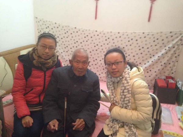 1449814926779789.jpg 老兵与志愿者.jpg