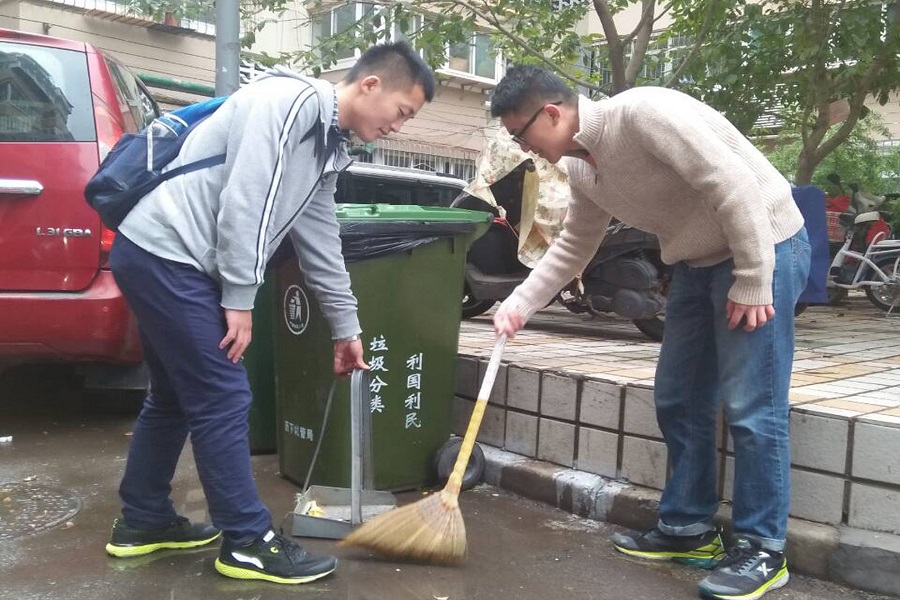 1477321173761549.jpg 14级临七2班赴明湖小区志愿活动-3.jpg