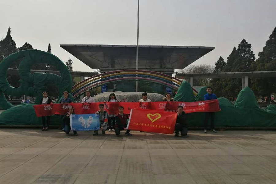 1489416449227581.jpg 16级本硕一班泉城公园植树节1.jpg