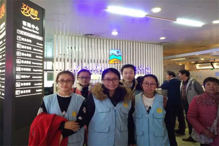 1480858857900114.jpg 14级临七2班赴济南火车站开展志愿服务-2.jpg