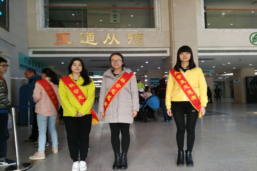 1480345293731420.jpg 14级临七三班导医台志愿服务2.jpg