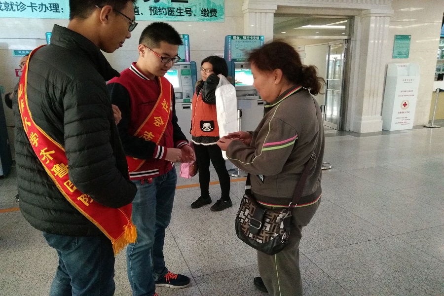 1477304890826066.jpg 14临五一班导医台志愿服务活动4.jpg